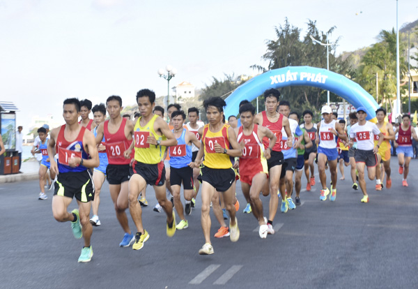 VĐV hệ đội tuyển xuất phát ở cự ly 10.000m nam tại Giải Việt dã truyền thống Báo Bà Rịa-Vũng Tàu lần thứ XXI - năm 2018.
