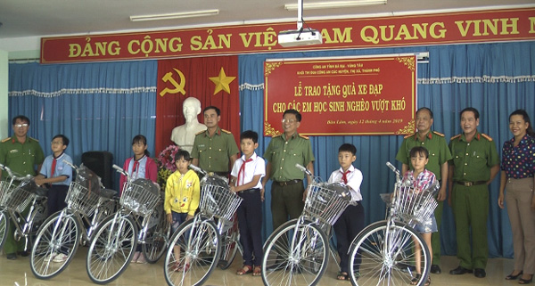 Lãnh đạo Khối thi đua Công an các huyện, thị xã, thành phố tặng xe đạp cho HS nghèo của 2 xã Bàu Lâm và Tân Lâm.