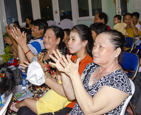 Người dân xã Long Sơn tham dự chương trình.  