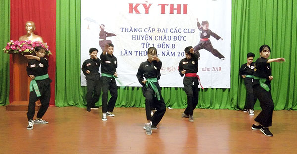 Các võ sinh CLB võ cổ truyền Minh Huấn (TT Ngãi Giao, huyện Châu Đức) biểu diễn võ thuật trong kỳ thi lên đai các CLB võ thuật cổ truyền huyện Châu Đức lần 1-2019.