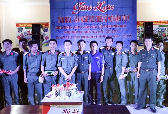 Ban CHQS huyện ChâuĐức phối hợp Trung tâm văn hóa - thể thao và Huyện Đoàn tổ chức sinh nhật tập thể cho 29 hạ sĩ quan, chiến sĩ có ngày sinh trong tháng 4 tại Trung đoàn Minh Đạm.