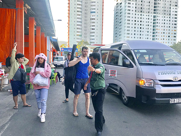 Tài xế xe khách hãng Phương Trang hướng dẫn hành khách lên xe tại Bến xe Vũng Tàu.