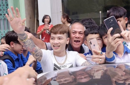 “Giang hồ mạng” Khá “Bảnh” được một bộ phận giới trẻ, thậm chí cả người lớn xem như thần tượng. Ảnh: Nguồn internet