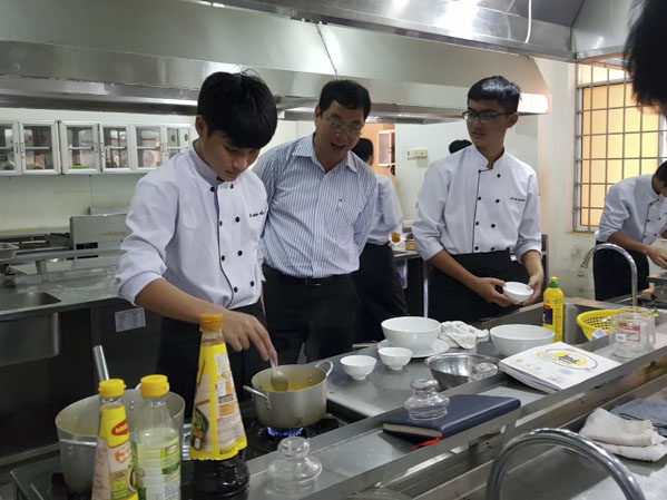 Đồng chí Trần Đình Khoa, Phó Chủ tịch HĐND tỉnh kiểm tra thực tế công tác đào tạo nghề tại Trường CĐ Du lịch Vũng Tàu.