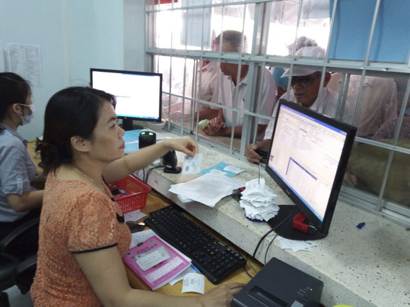 Nhân viên y tế làm thủ tục khám chữa bệnh bằng BHYT cho bệnh nhân tại BV Lê Lợi.