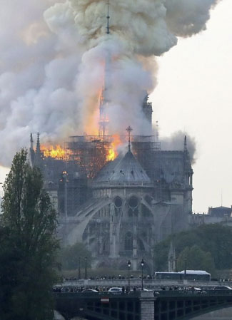 Lửa khói bốc lên dữ dội từ nóc Nhà thờ Đức Bà Paris (Pháp) ngày 15-4-2019.
