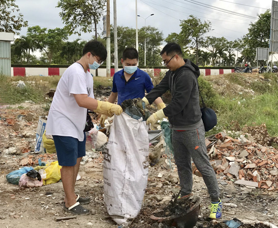 Các bạn trẻ tham gia dọn rác tại hẻm 442, đường 2-9, phường Nguyễn An Ninh, TP. Vũng Tàu.