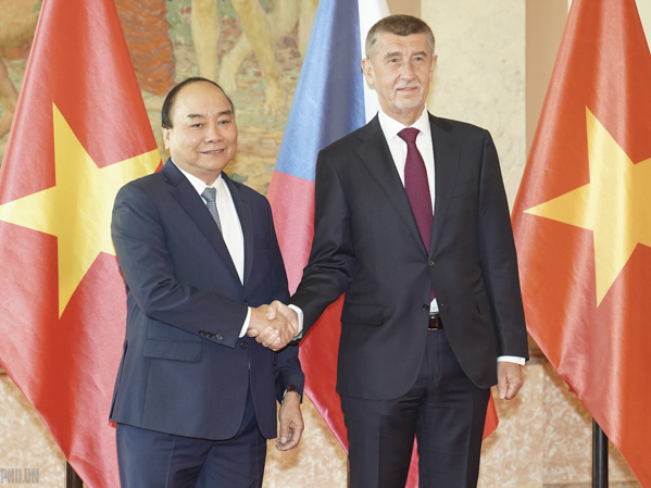 Thủ tướng Nguyễn Xuân Phúc và Thủ tướng CH Séc Andrej Babis.  Ảnh: QUANG HIẾU 
