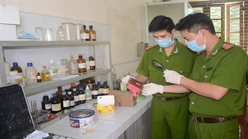 Giám định viên kỹ thuật hình sự giám định hàm lượng ma túy sau một vụ bắt giữ