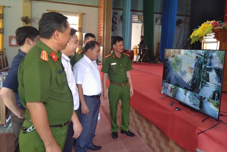  Các đại biểu theo dõi quy trình vận hành hệ thống camera an ninh