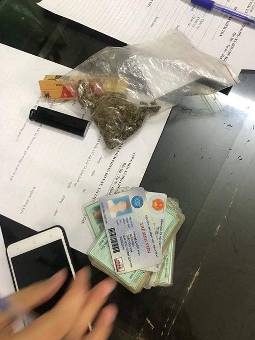 Ma túy và 16 CMND trong người đối tượng Tùng.