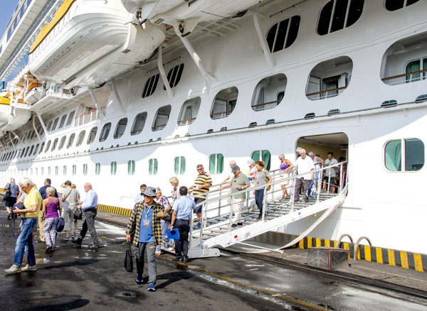 Du khách rời tàu Costa Venezia sau khi cập cảng PTSC Phú Mỹ.