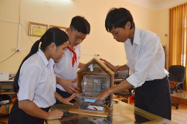 Thầy Phạm Đức Khương giới thiệu với học trò về Ngôi nhà thông minh - một sáng tạo KH-KT của Trường THCS Hòa Hiệp năm học 2016-2017.