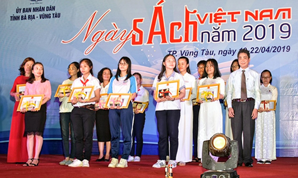 Đồng chí Hoàng Văn Định, Phó Giám đốc Sở TT-TT trao giải cho các cá nhân đoạt giải cuộc thi viết cảm nhận “Quyển sách tôi yêu”.