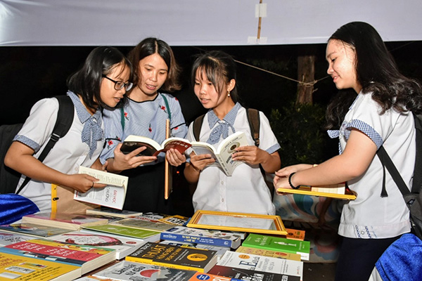 GV và HS trường THPT Châu Thành (TP. Bà Rịa) tìm hiểu sách tại gian hang của Nhà sách Hoàng Cương.