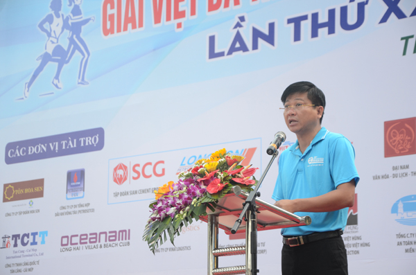 Đồng chí Trần Văn Tuấn, Phó Chủ tịch UBND tỉnh phát biểu chào mừng giải.