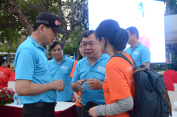 Đồng chí: Nguyễn Hồng Lĩnh, UVTW Đảng, Bí thư Tỉnh ủy, Chủ tịch HĐND tỉnh gặp gỡ các đại biểu tại lễ khai mạc giải.