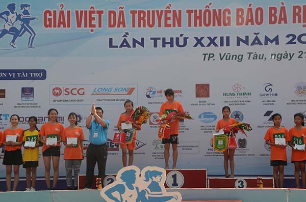 Đồng chí Nguyễn Văn Xinh, Ủy viên Ban Thường vụ Tỉnh ủy, Trưởng Ban Tuyên giáo Tỉnh ủy, Tổng Biên tập Báo BR-VT trao giải cho các vận động viên đạt giải nội dung nữ dưới 16  tuổi, cự ly 2000m.
