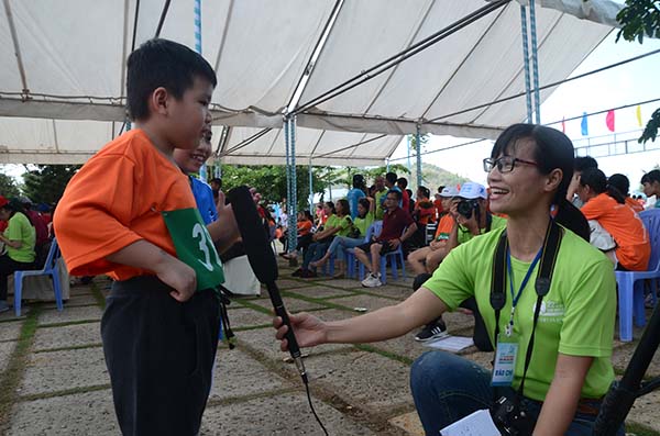 Phóng viên Báo Bà Rịa - Vũng Tàu phỏng vấn VĐV nhỏ tuổi tham gia giải.