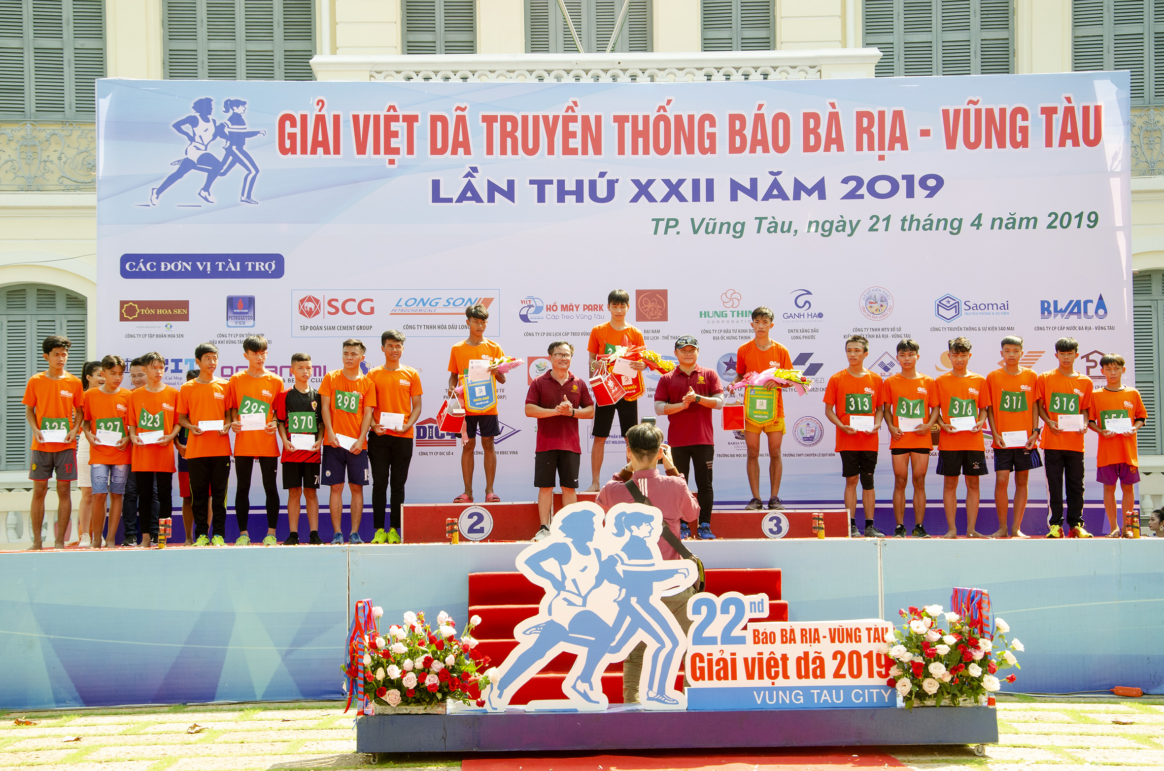 Ông Lê Xuân Diệu, Giám đốc Công ty CP Bảo hiểm Hùng Vương, Chi nhánh BR-VT đại diện nhà tài trợ trao giải cá nhân 3.000m nam hệ phong trào cho các VĐV.