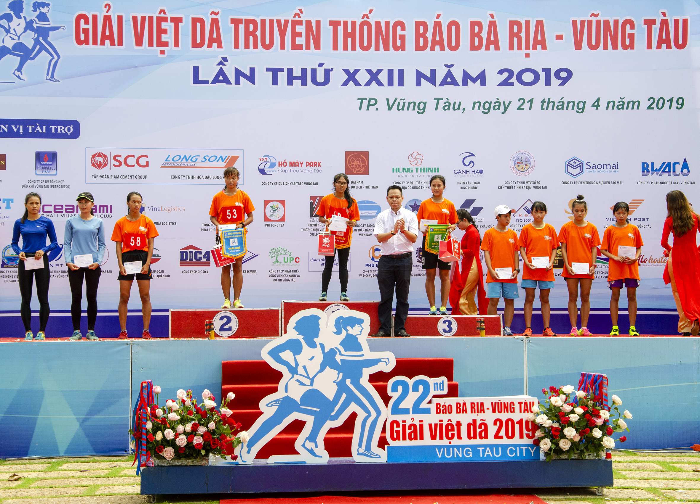 Đại diện Nhà tài trợ Tôn Hoa Sen trao Giải cá nhân 5.000m nữ hệ đội tuyển cho các VĐV.