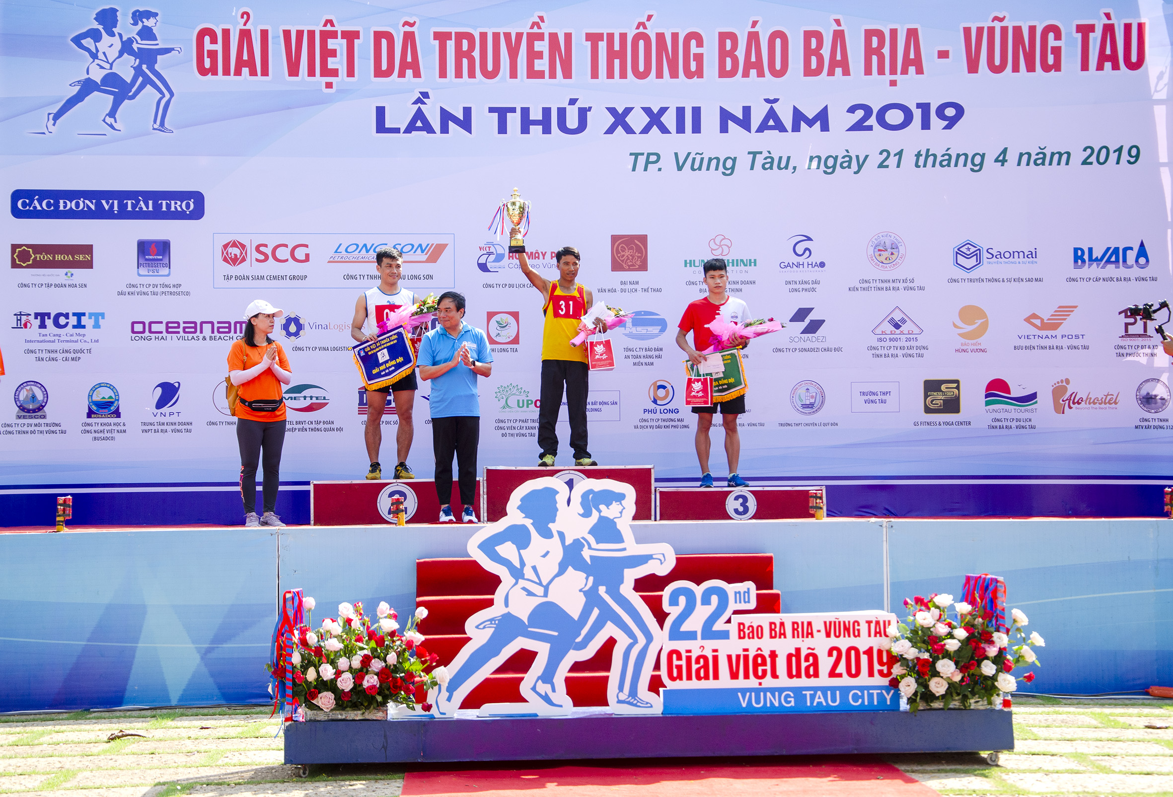 Đại diện Tập đoàn SCG trao Giải tập thể 10.000m nam hệ đội tuyển cho các VĐV.