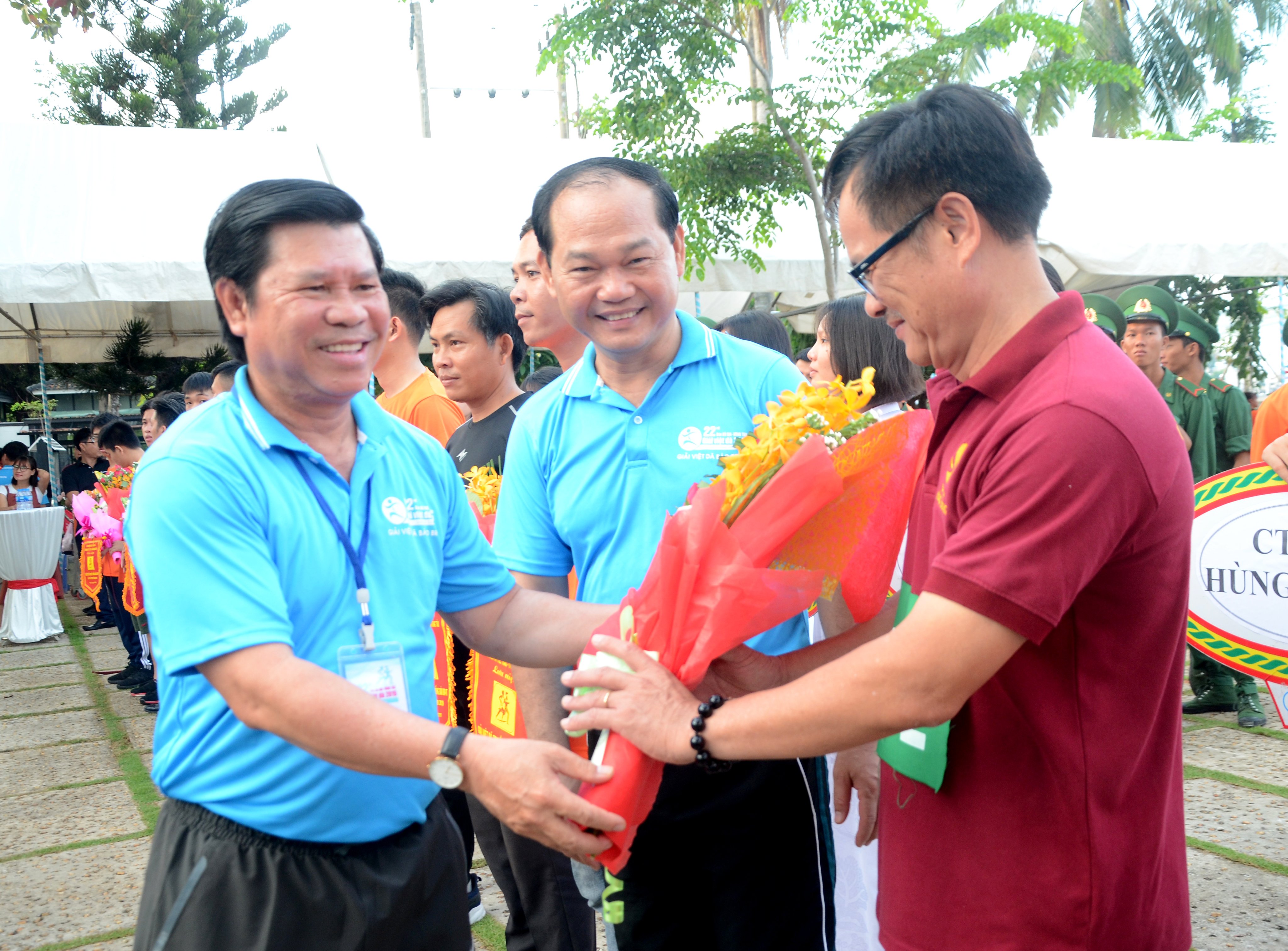 Đồng chí Nguyễn Văn Xinh, Ủy viên Ban Thường vụ Tỉnh ủy, Trưởng ban Tuyên giáo Tỉnh ủy, Tổng Biên tập Báo BR-VT tặng hoa cho các đoàn VĐV về tham dự giải.