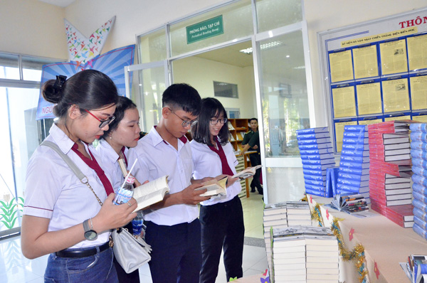 Sinh viên Trường CĐ Sư phạm Bà Rịa –Vũng Tàu đọc sách tại buổi khai mạc triển lãm.