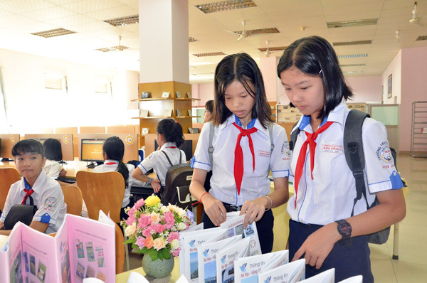 HS Trường TH Kim Đồng (TP.Bà Rịa) đọc sách tại buổi khai mạc triển lãm.