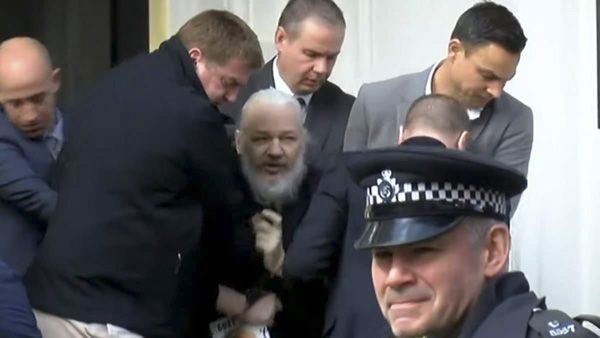 Assange bị cảnh sát Anh bắt giữ, dẫn giải ra khỏi  Đại sứ quán Ecuador.
