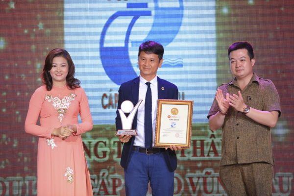 Ông Đậu Thế Anh, Tổng Giám đốc Hồ Mây Park nhận giải thưởng top 10 Thương hiệu Vàng Việt Nam 2019.