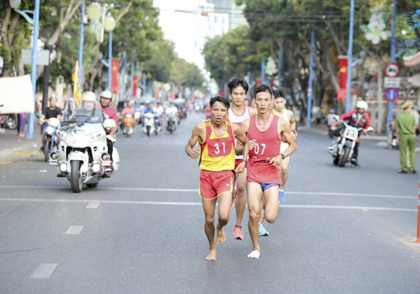 Các VĐV hệ đội tuyển 10.000m nam trên đường chạy.