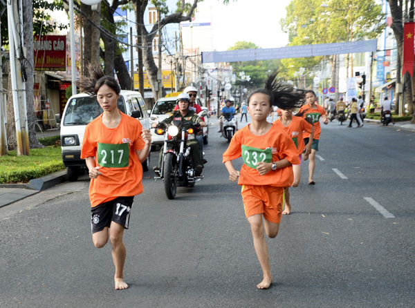 Các VĐV nữ dưới 16 tuổi hệ phong trào trên đường chạy cự ly 2.000m. Ảnh: VÂN ANH