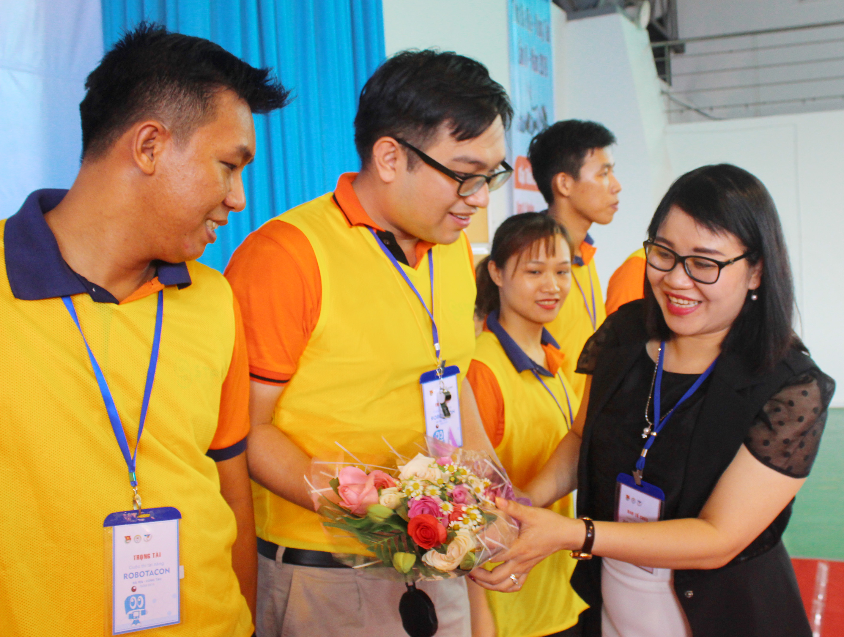 Bà Thiều Thị Hằng, Giám đốc Công ty TNHH Đào Tạo và Dịch vụ Hoàng Nguyên tặng hoa cho tổ trọng tài và tổ thư ký cuộc thi.