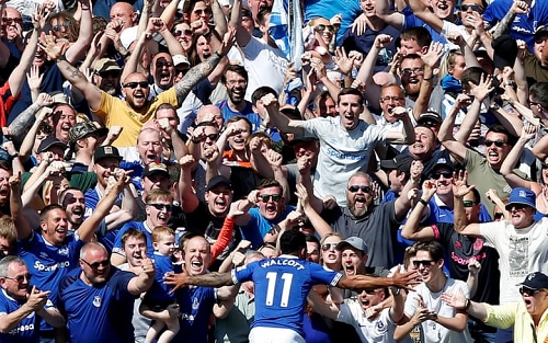 Walcott (số 11) ăn mừng bàn thắng thứ 4 cho Everton. (Ảnh: Reuters)