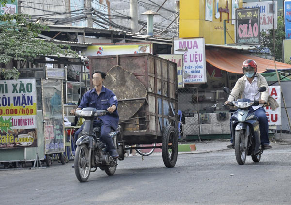 Người điều khiển xe thu gom rác tự chế không đội mũ bảo hiểm lưu thông trên đường Bình Giã, phường 10, TP. Vũng Tàu.