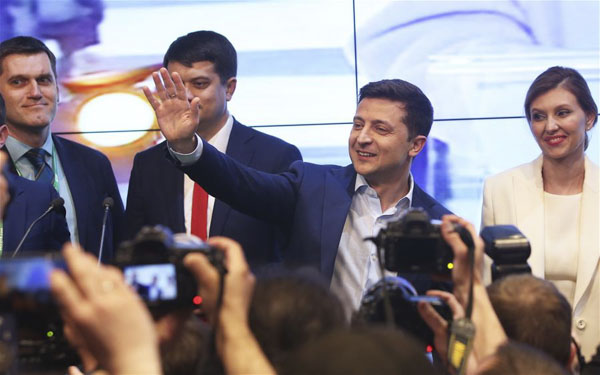 Ứng viên tổng thống Ukraine Volodymyr Zelensky (giữa) bên những người ủng hộ sau khi kết quả thăm dò cuộc bầu cử tổng thống được công bố, ở Kiev ngày 21-4-2019.