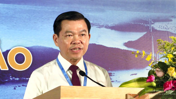 Đồng chí Nguyễn Hồng Lĩnh, Ủy viên Trung ương Đảng, Bí thư Tỉnh ủy, Chủ tịch HĐND tỉnh phát biểu tại lễ khai trương đường bay.