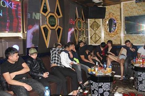 26 nam, nữ thanh niên bị phát hiện khi đang bay lắc tại phòng Vip 202, quán Karaoke X-Men