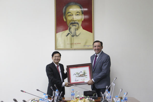 Đồng chí Trần Văn Tuấn, Phó Chủ tịch UBND tỉnh tặng quà lưu niệm cho ông Peter Tinley. 