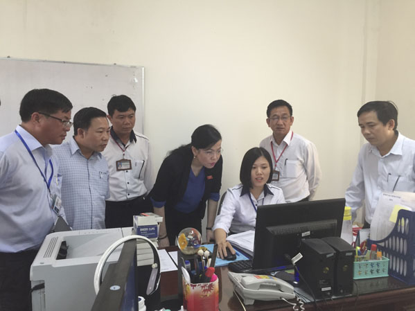 Đồng chí Nguyễn Thanh Hải (giữa) Ủy viên Trung ương Đảng, Ủy viên UBTVQH, Trưởng Ban Dân nguyện khảo sát thực tế tại Văn phòng Ban tiếp công dân tỉnh.