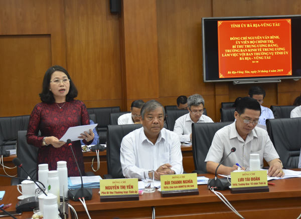 Đồng chí Nguyễn Thị Yến trình bày báo cáo tóm tắt về đánh giá kết quả 10 năm thực hiện Cương lĩnh 2011 tại địa phương và tình hình thực hiện nhiệm vụ kinh tế-xã hội của địa phương nhiệm kỳ 2015-2020.