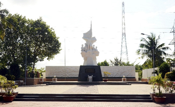 Đài tưởng niệm Liệt sĩ cầu Cỏ May – nơi tưởng nhớ sự hy sinh của các chiến sĩ (chủ lực là Sư đoàn 3 Sao Vàng) đã tham gia giải phóng TP.Vũng Tàu.