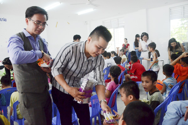 Các thí sinh thăm, tặng quà các em được nuôi dưỡng tại Trung tâm Bảo trợ trẻ em Vũng Tàu.