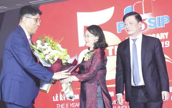 Đồng chí Nguyễn Thị Yến, Phó Bí thư Thường trực Tỉnh ủy và đồng chí Nguyễn Thành Long, Phó Chủ tịch UBND tỉnh trao tặng hoa và giấy chứng nhận chủ trương đầu tư cho Công ty TNHH MTV Việt Nam GS INDUSTRY (Hàn Quốc).