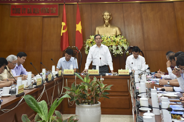 Đồng chí Nguyễn Văn Bình, Ủy viên Bộ Chính trị, Bí thư Trung ương Đảng, Trưởng Ban Kinh tế Trung ương phát biểu tại buổi làm việc với Ban Thường vụ Tỉnh ủy.