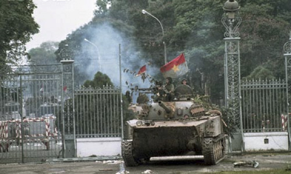 Xe tăng của lực lượng giải phóng tiến vào Dinh Độc Lập ngày 30-4-1975. Ảnh: Tư liệu