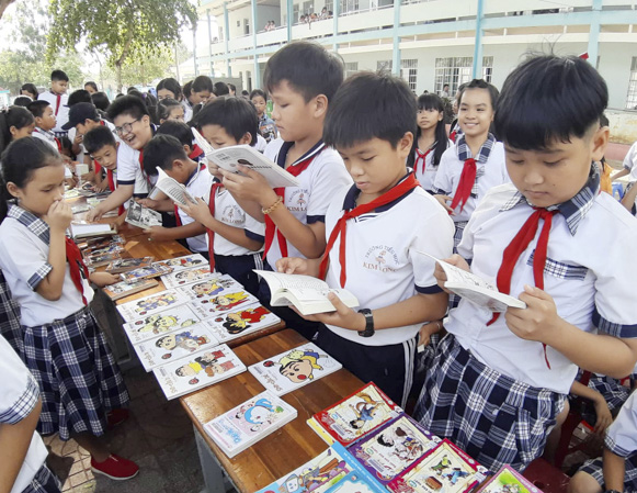 Học sinh Trường TH Kim Long, huyện Châu Đức đọc sách tại “Ngày hội đọc sách”.