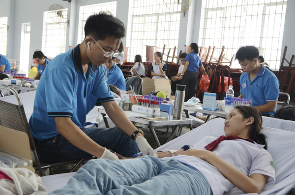 Phạm Thị Ngọc Hiền, SV Trường CĐSP tỉnh tham gia “Ngày hội hiến máu”.