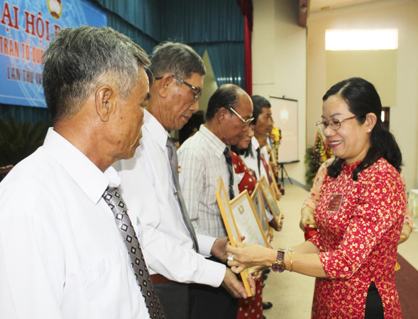 Bà Nguyễn Thị Cẩm Yến, Chủ tịch UBMTTQVN huyện Đất Đỏ trao Giấy khen cho các cá nhân có thành tích xuất sắc trong phong trào thi đua yêu nước giai đoạn 2014-2019.